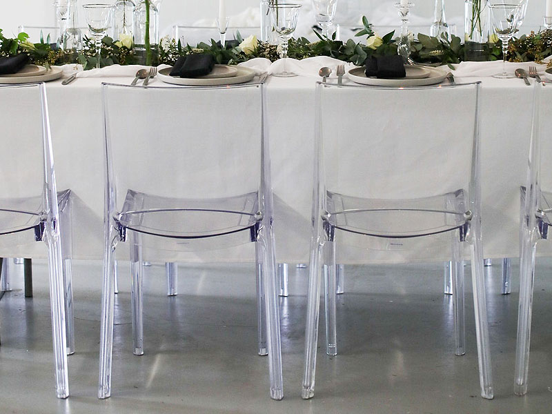 The ghost chair in context - Minimalism, transparency, and spatial perception at contemporary receptions