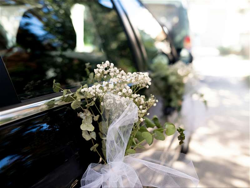 How much is it to hire a wedding car?